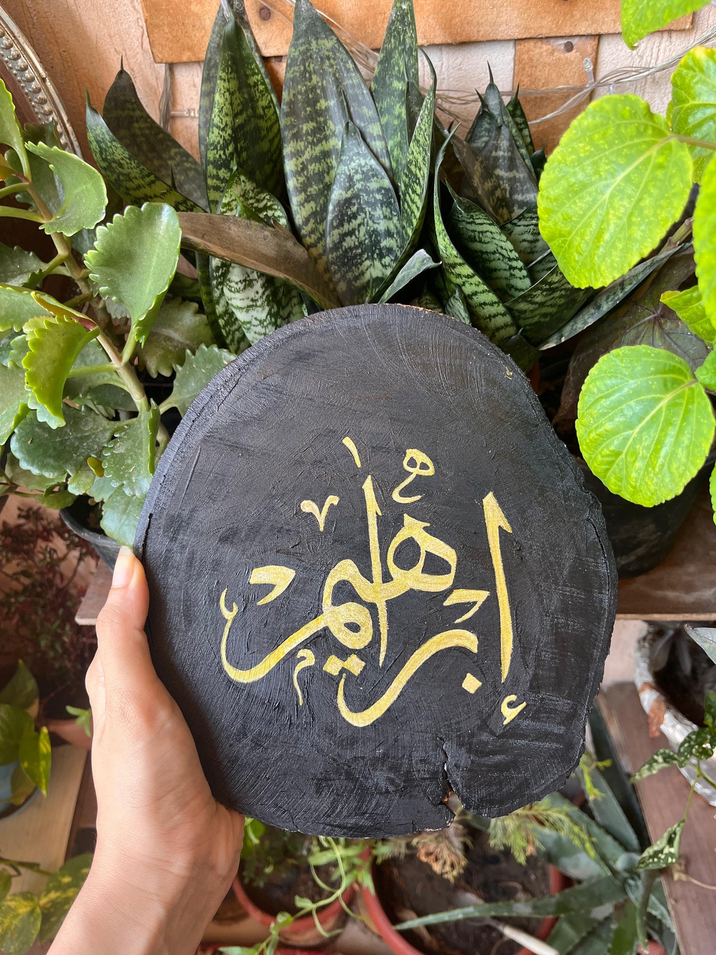 شريحة خشب بخط إبراهيم الأسود